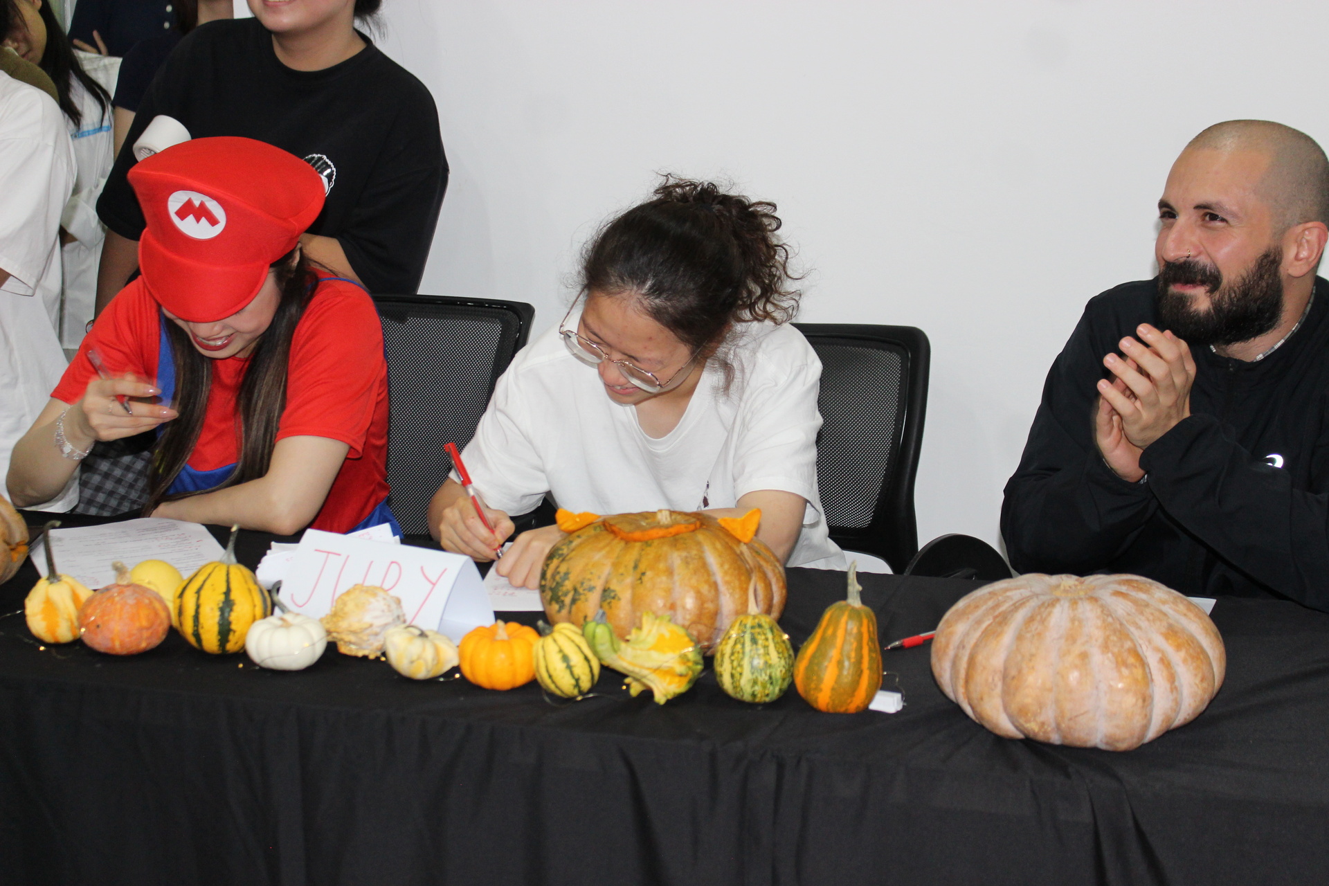 Ban giám khảo người bản ngữ chấm thi Halloween tại trung tâm tiếng Đức NDF Hà Nội.