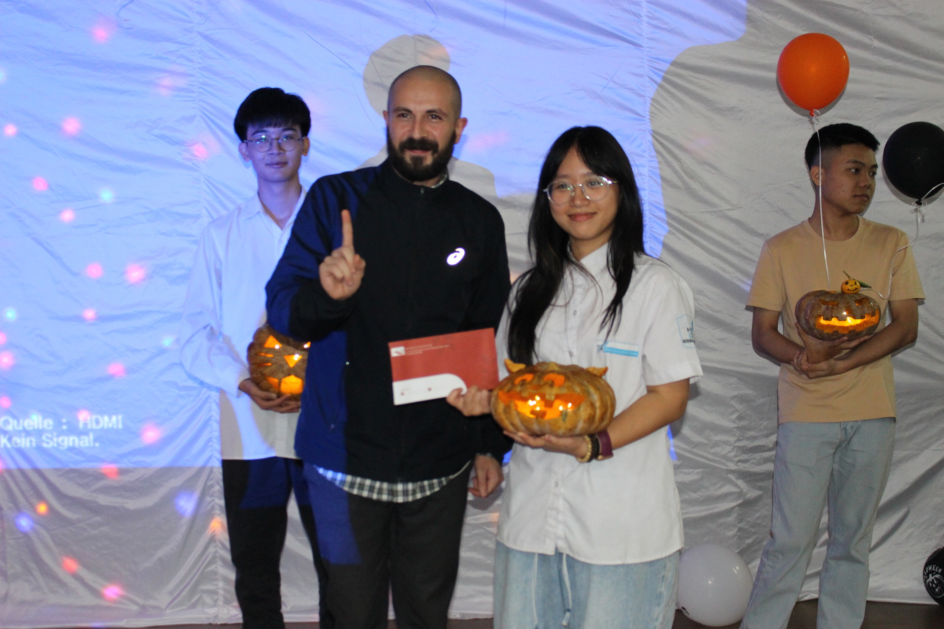Trao giải đội thắng cuộc thi tỉa bí ngô Halloween tại trung tâm tiếng Đức NDF Hà Nội