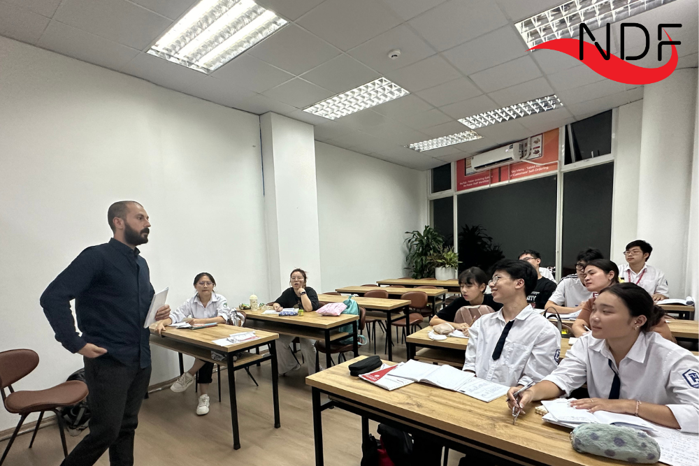Lớp học tối hầu hết học sinh cấp 2 cấp 3 cùng giáo viên bản ngữ