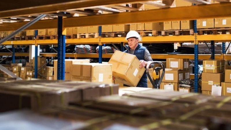 nhân viên logictics làm việc