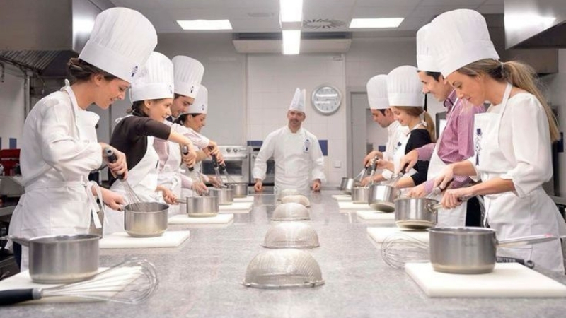 Học viên ngành làm bánh tại Đức thực hành chế biến và nướng bánh